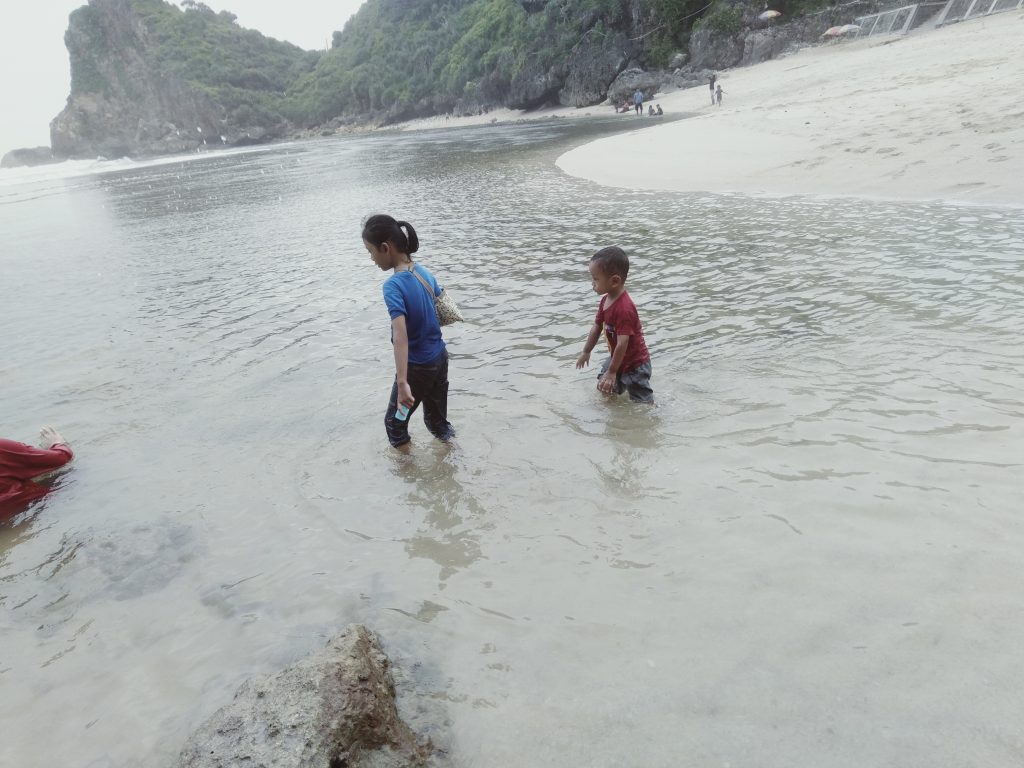Peringatan, 7 Tips Aman liburan di Pantai Bersama Anak-Anak Peringatan, 7 Tips Aman liburan di Pantai Bersama Anak-Anak bisa menjadikan liburan anda berkesan dan menggembirakan.