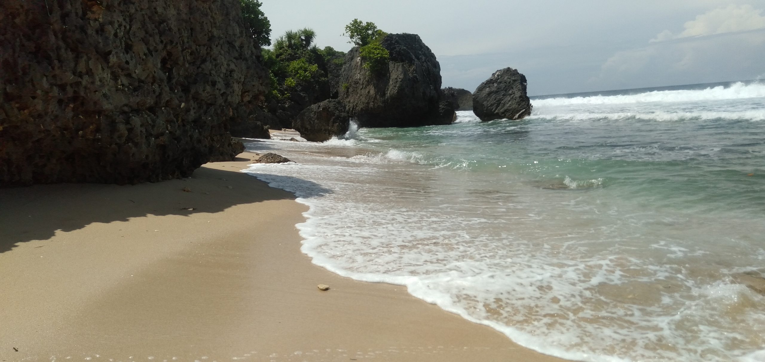 Pantai Pringjono Bagaikan Surga Tersembunyi