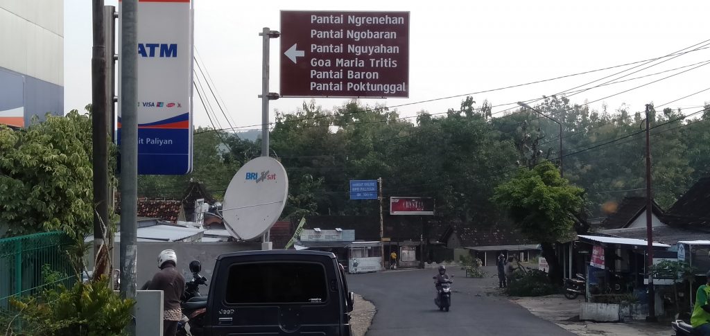 Awas Bus Besar Nyasar Ke Jalan ini ! Pertigaan Paliyan. Di Pertigaan ini Khusus Bus Besar Harus Belok Kiri untuk menuju jalan JJLS (Jalan Jalur Lingkar Selatan)/Jalan Nasional