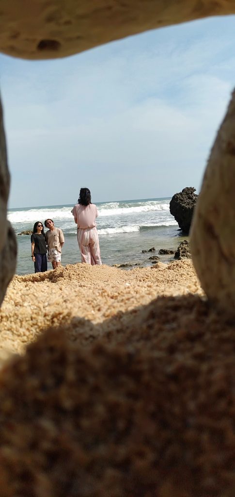 Pantai Butuh Bak Perawan, Pengunjung Pantai Butuh sedang mengabadikan moment di Panati Butuh