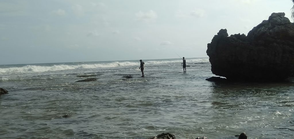 Pantai Butuh Bak Perawan, Pantai Butuh juga bisa menjadi ajang menyalurkan hobby memancing.
