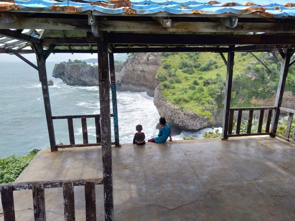 Pasir Putih Pantai Ngedan Cocok Untuk Melewatkan Malam Tahun Baru 2023