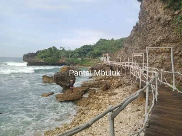 Pantai Mbuluk : Lokasi, Rute, HTM, Fasilitas, Dekat Penginapan