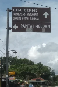 Papan Penunjuk Destinasi Wisata Pantai Ngedan dan Paralayang Watugupit