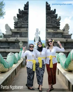 Spot Foto Pantai Ngobaran, Pura Nuansa bali 