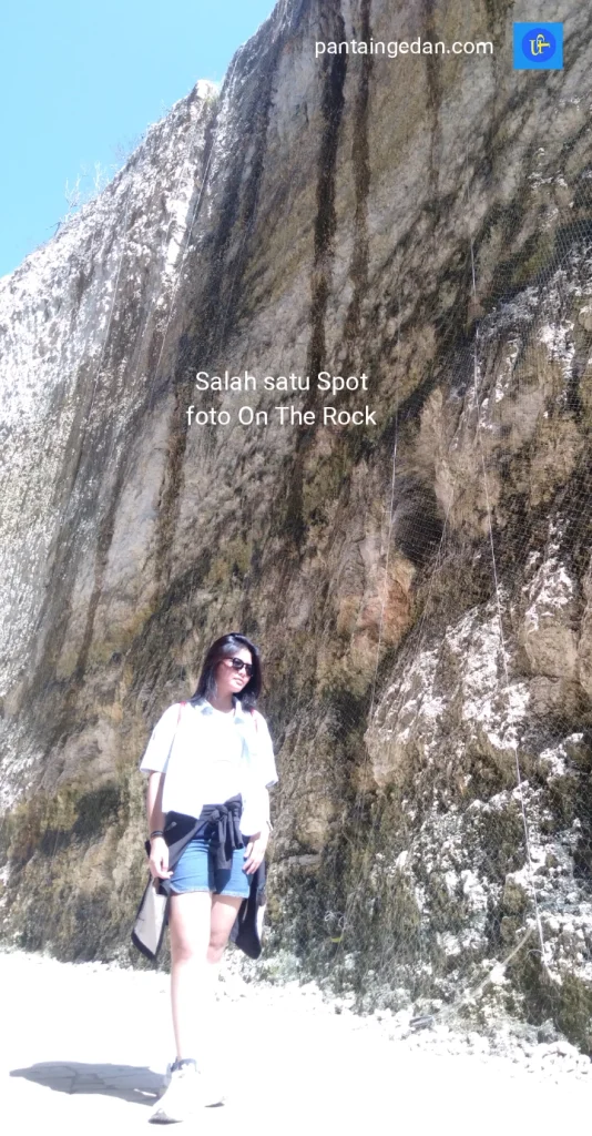 Salah satu lokasi spot foto di On The Rock, Saat Chcek in maka anda akan melewati spot foto ini. Bukit di belah dan di jadikan jalan untuk menuju view pantai Drini.